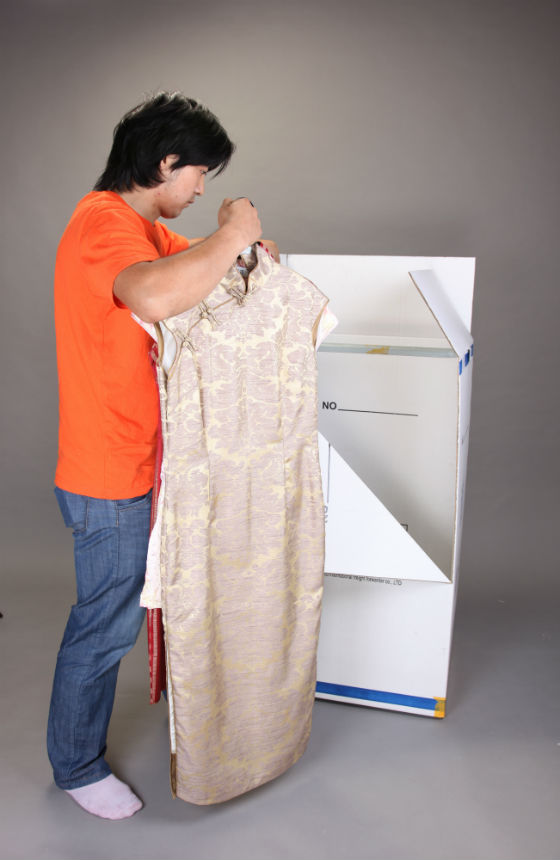 挂衣箱：箱内有挂衣杆，适用于比较长的一些衣服如：旗袍，西服，大衣等。操作方便，安全牢固
